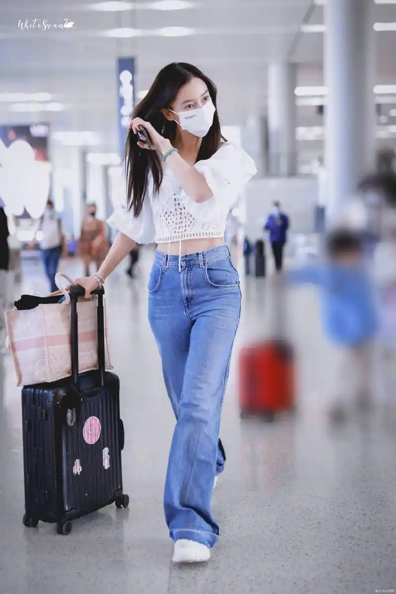 angelababy最新4套街拍私服造型,清爽大气的酷美值得学习