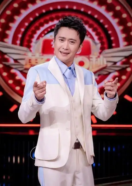 杨帆继承了母亲的美丽容貌,尽管他的身高并不出众,但帅气的外貌却引人