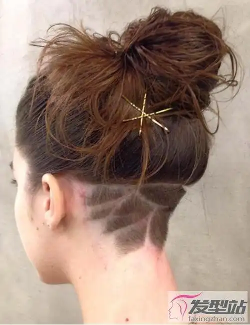 女生长发后面剃掉一半 个性微刺青刻发让你温柔耍坏