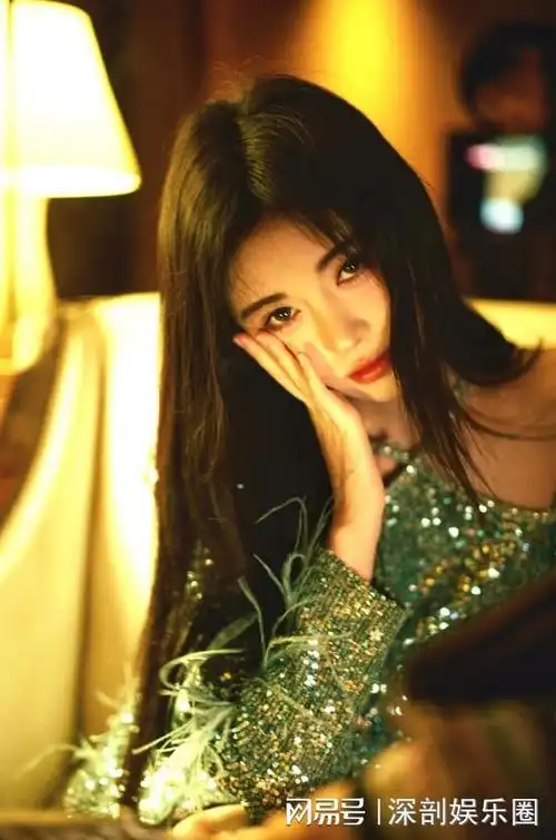 鞠婧祎再晒美照,超高颜值美如初恋,屹立街头成最美风景