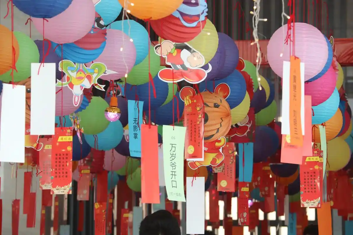 欢乐猜灯谜喜庆闹元宵公司组织开展元宵节猜灯谜活动