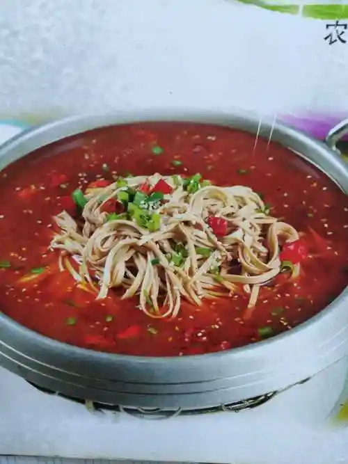 家常水煮千张年桌上的菜