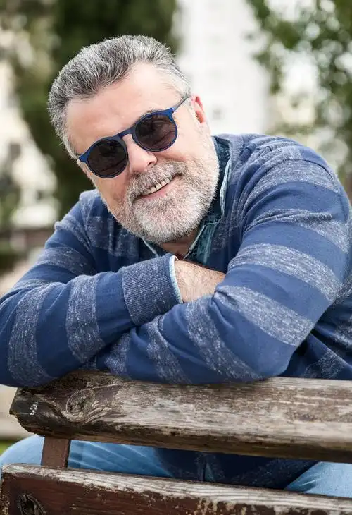 有魅力的老男人留着胡子有魅力的男人50岁留着胡子