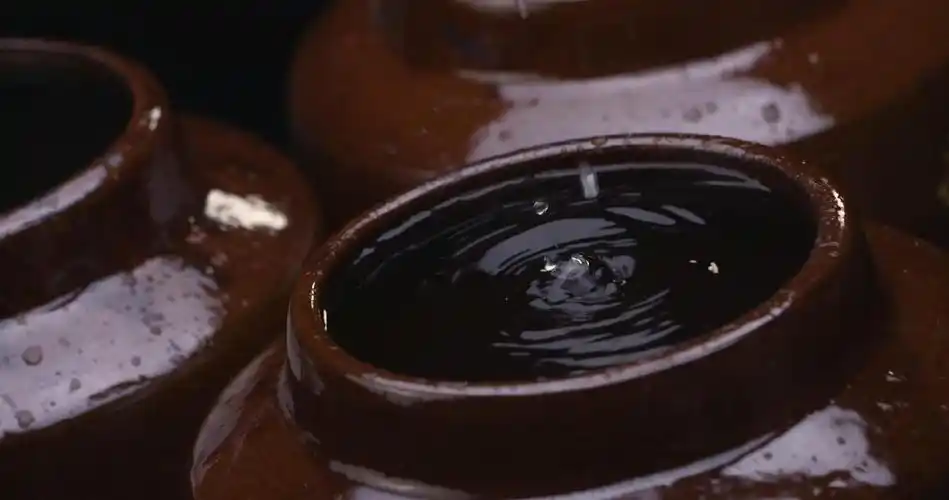 2k酒坛白酒土碗倒酒视频素材