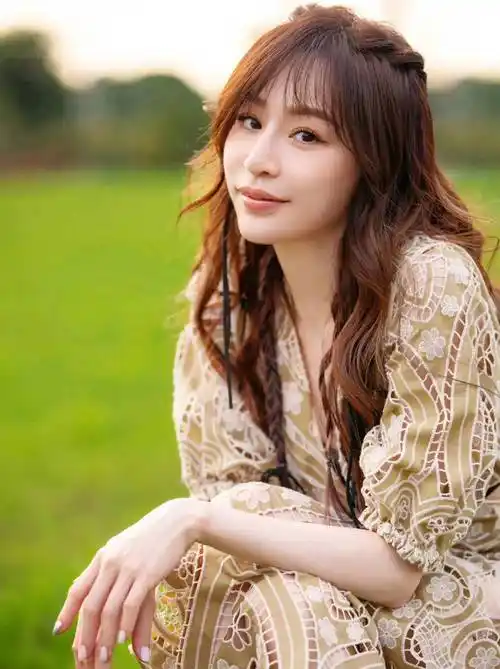 原创王心凌大波浪美发镂空绣花连衣裙韵味无穷女人魅力更胜往昔