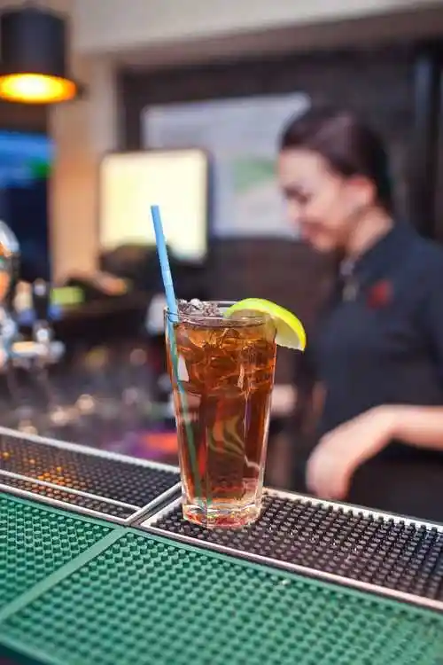 吧台上的一杯特调鸡尾酒