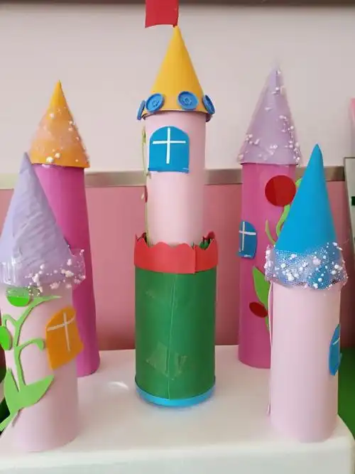 其它 小二班亲子手工作品展 作品名称:城堡 制作意义:培养孩子动手