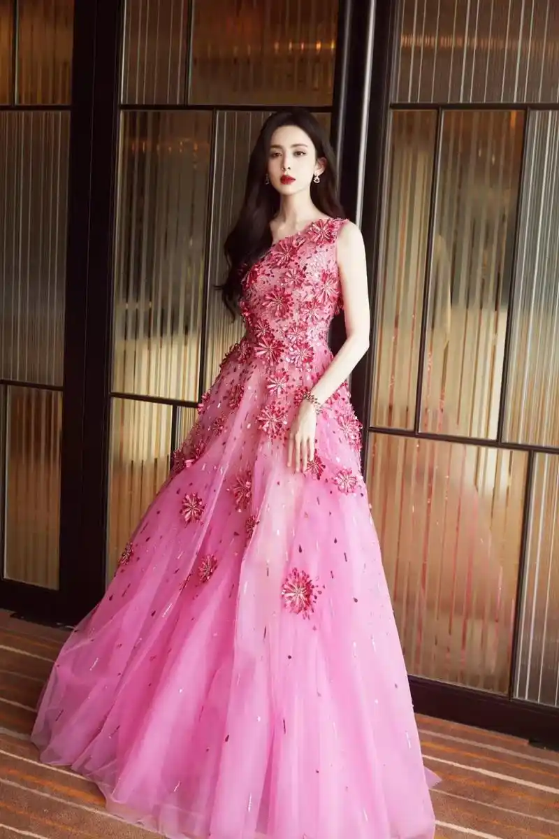 古力娜扎太美了,一袭粉色透视礼服裙,美得犹如花仙子穿越现实
