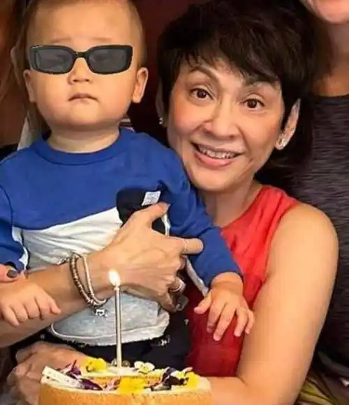 周润发前妻余安安晒63岁生日照,抱孙子拍全家福,面色红润状态好_女儿