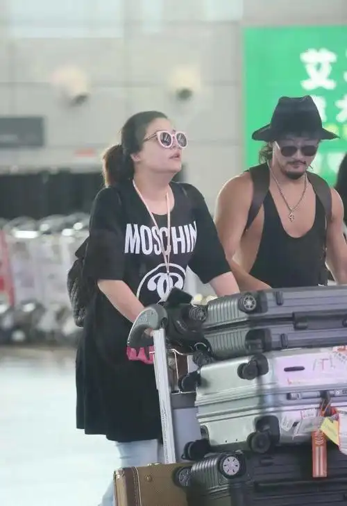 大张伟老婆真有福相一身大牌上身霸气下身小女人大饼脸很旺夫