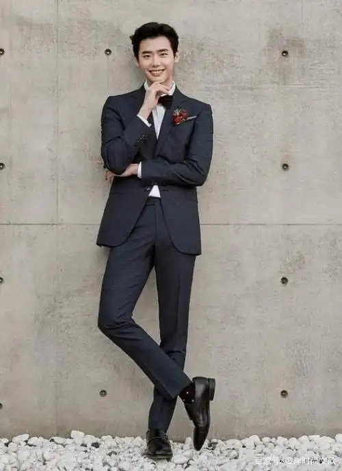 李钟硕回归就营业,上演"西装杀"秀身材,标志性笑容太治愈了