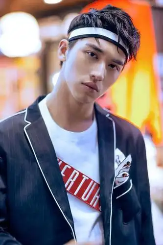 组图:许魏洲蓝白渐变牛仔套装少年气十足 触摸云朵诠释大冒险家