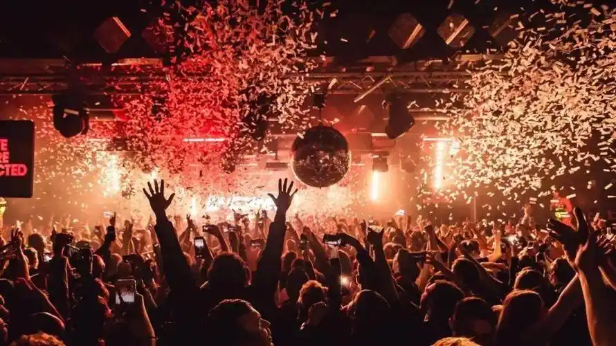 站着喝酒站着蹦迪,郑州这家电子音乐俱乐部,让你嗨到脚底都起火!