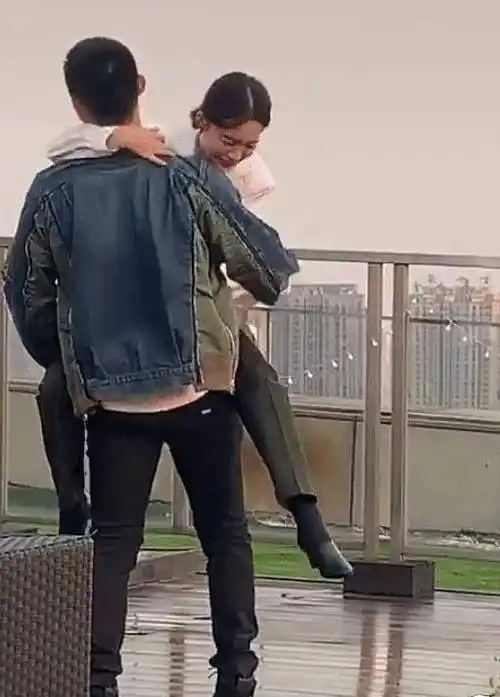 原创黄景瑜抱着李沁空中转圈圈导演才刚喊停李沁就秒变脸的模样亮了