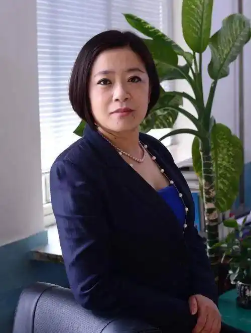 62岁刘威全家福,小13岁妻子终曝光,何晴杨若兮两大美人情何以堪_王晓