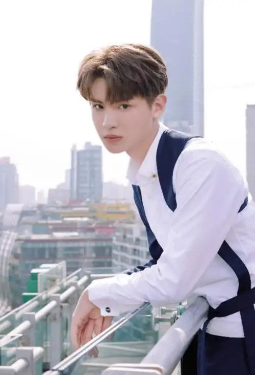 出道3年,黄明昊首次官宣新身份,看清是啥后:19岁就这样了?