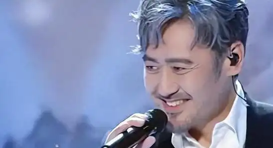 因作风问题被封禁如今移居美国的吴秀波竟成了肥胖油腻男