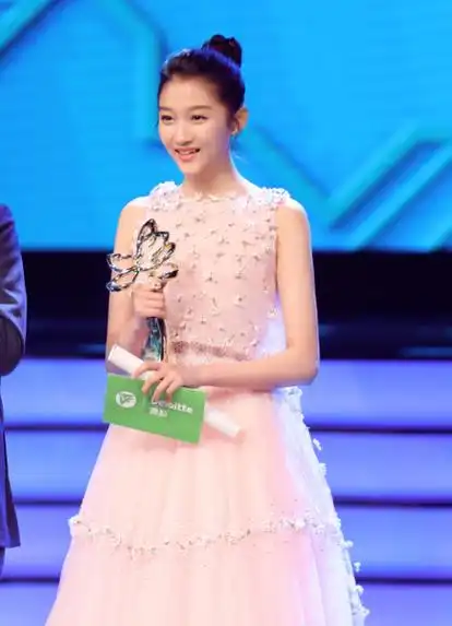 关晓彤获白玉兰奖最佳女配角 成史上最年轻的获奖者