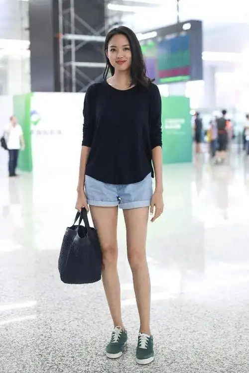 张梓琳果然是女神附体居家简装却依旧优雅网友腿长说明一切