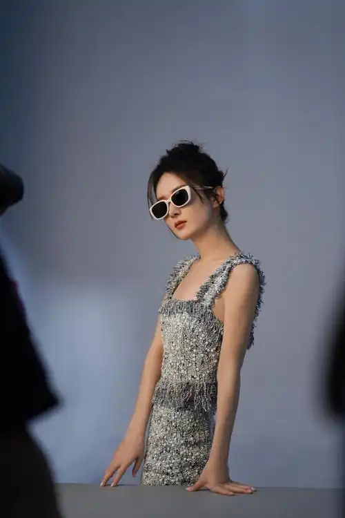 赵丽颖吊带黑裙套装##赵丽颖墨镜造型