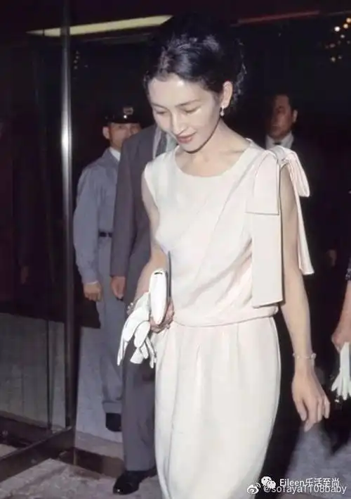 日本前皇后美智子的年轻旧照无论五官还是衣品都不输任何女星