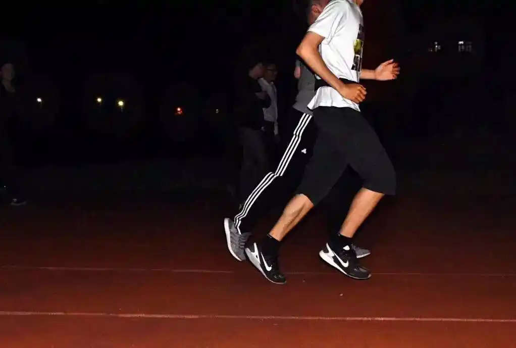 南林夜跑者享受夜幕下的星辰大海