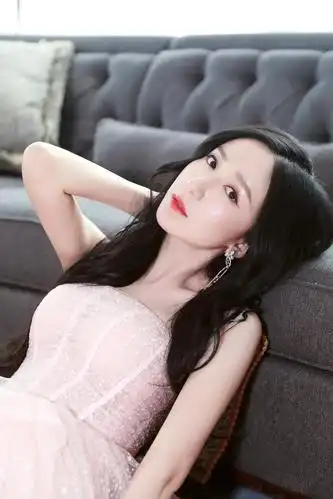 娄艺潇:31岁了,粉色裙子光着脚丫,坐沙发上仍似小公主