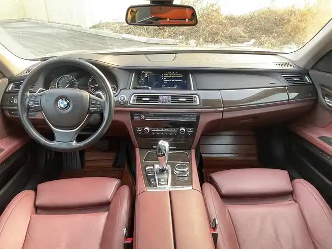 13年新款宝马740li,xdrive四驱版本,抬头显示,五门电吸,后排娱乐,后排