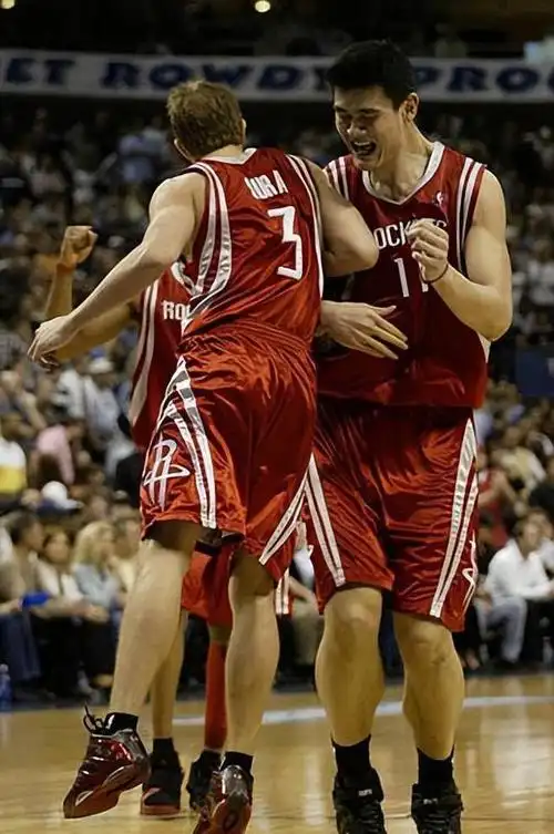 恨姚明却成为队友,最不爱给姚明传球的自制三双王,后来咋样了?