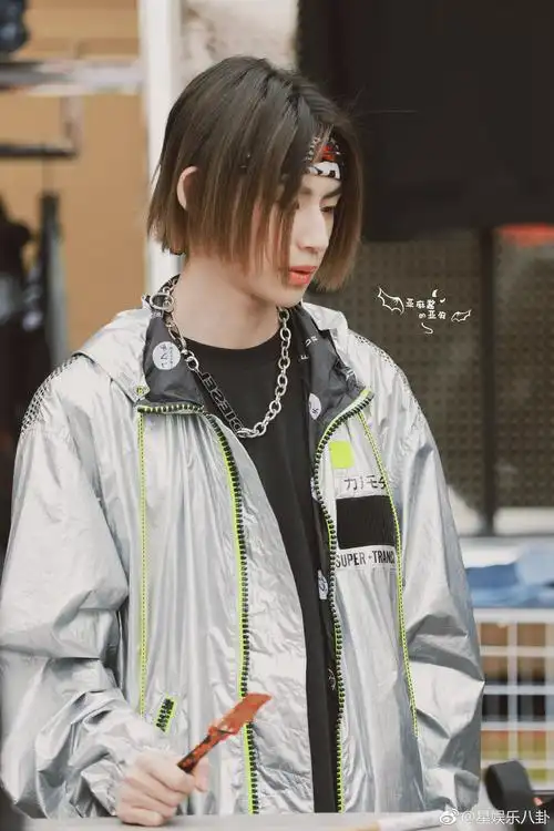 小鬼王琳凯新发型小鬼王琳凯出席品牌活动饭拍图