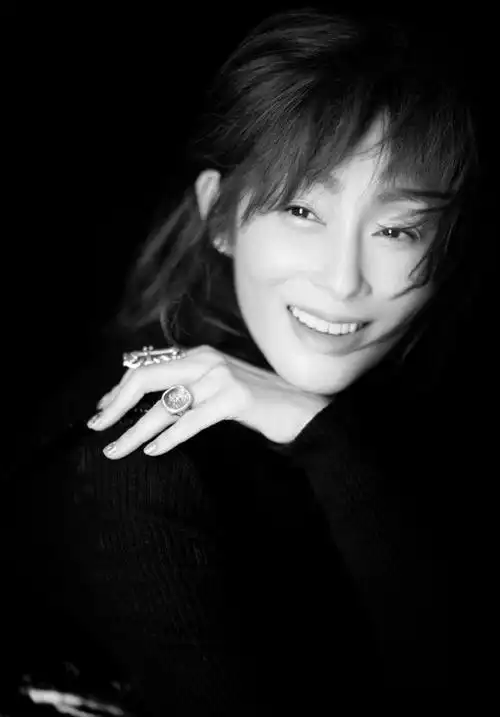 51岁张敏最新写真曝光黑白色调间诠释成熟优雅魅力