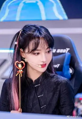 郑爽亮相电竞活动国风裙粉色挑染造型美成动漫人物