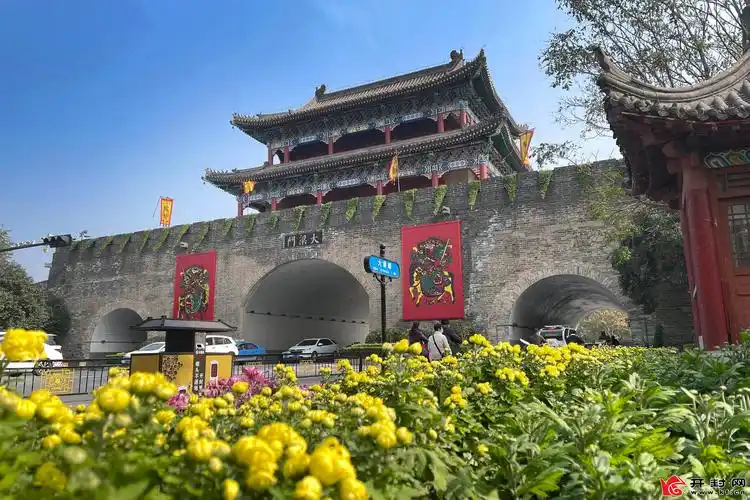 10月28日,大梁门繁华似锦,菊香四溢,与蓝天,古城相映成趣.