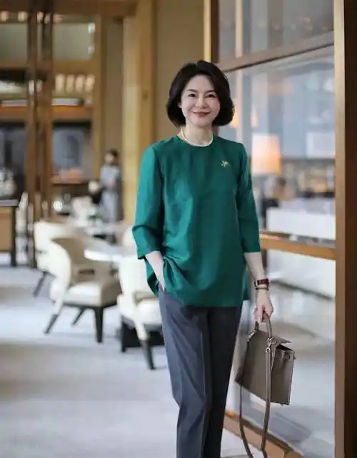 原创50岁女人早春怎么穿这位大姐的穿搭优雅大气照着穿就行