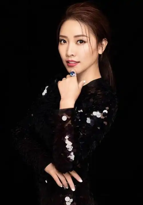 【郭涛简历个人资料简介】演员郭涛,去重庆拍戏时拍来一个老婆,结婚16