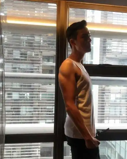 陈伟霆晒健美照"色诱"粉丝 手臂肌肉线条完美