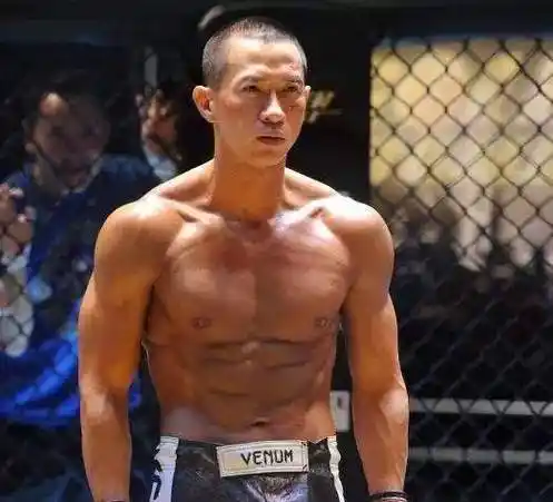 很多网友都知道张家辉说普通话不标准,但对一个香港人来说,他能尽量说