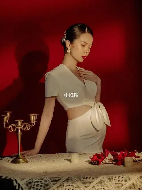 复古摩登的孕妈何不来一组这样的风格呢-白衣红唇 眉眼羡人典雅高级