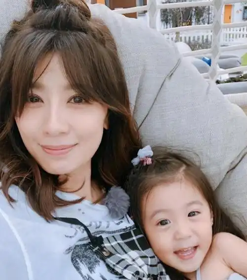 贾静雯一家五口日本度假咘咘波妞可爱出镜18岁梧桐妹打扮另类