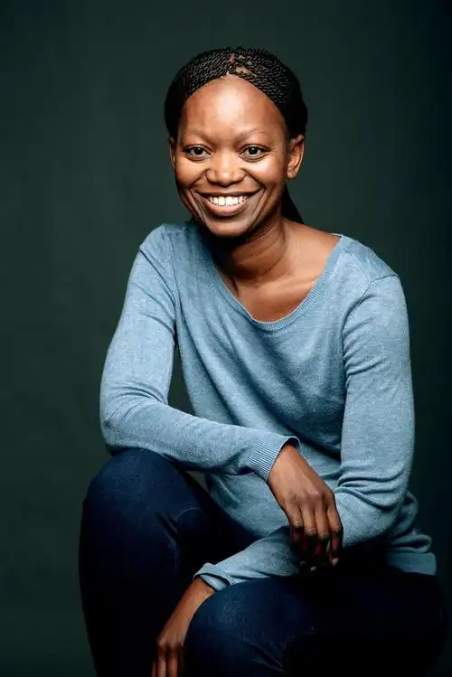 让我们来认识一下南非第一位黑人女性直升机飞行员莱菲维·莱德瓦巴