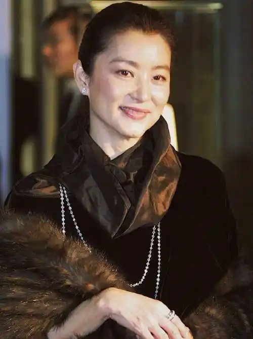 回顾林青霞的这3套造型,才懂:优雅的女人,穿红裙,皮草也高级