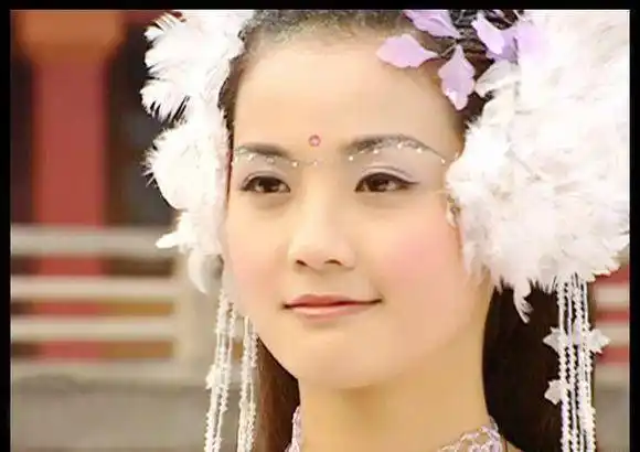 紫兰仙子(蔡卓妍饰):本是凡间的一株紫兰花,她依赖孙悟空还是顽石时的