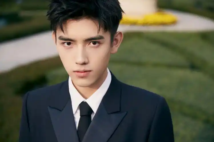 陈飞宇穿西装帅是帅但咱不能老穿呀