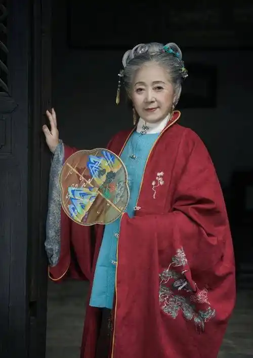 原创76岁奶奶穿汉服走红网络举止端庄优雅像红楼梦的老夫人