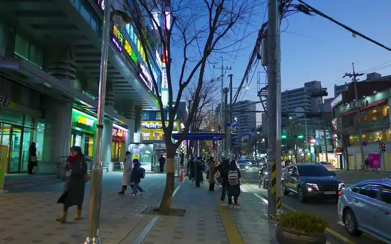 韩国的夜晚街头散步漫步