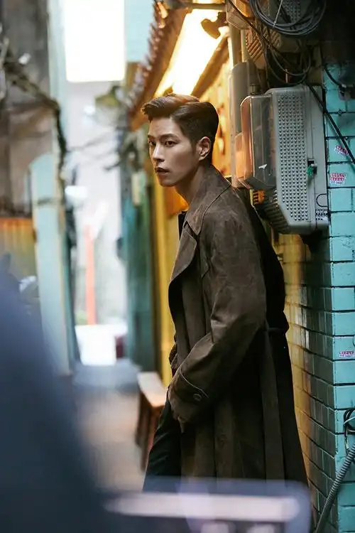 韩星洪宗玄登男性时尚杂志 半裸秀身材腹肌明显_新浪图片