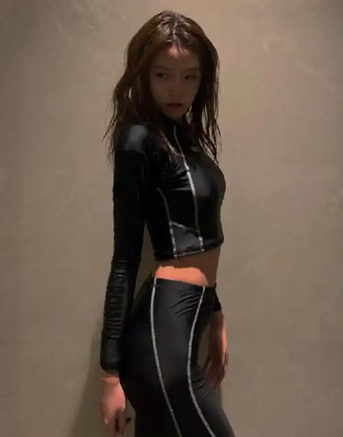 半藏森林微博放出紧身泳衣性感照片!王思聪评论:"真不怪刘阳"