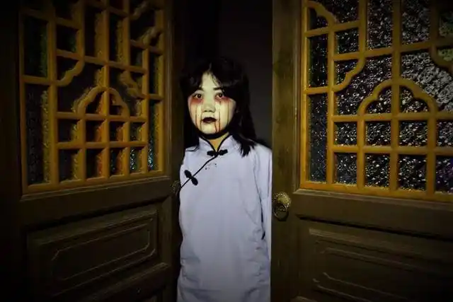 古井边披散着白发冤死的女鬼,厅堂里抱着鬼娃的鬼妈,在轿子里等待殉葬