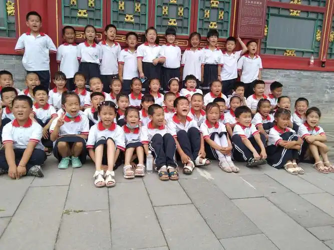 假期奈曼第二小学一年级小学生参观《奈曼王府》及观看非遗演出