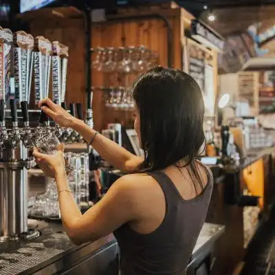 超酷欧美头像女唯美清纯养眼酒吧美女图片